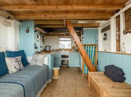 Stargazing Beach Hut on Mudeford Sandbank with wake up sea views, hotel u gradu 'Christchurch'