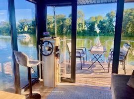 HAUSBOOT - Schwimmende feststehende Ferienwohnung direkt auf der Havel mit Weitblick aufs Wasser, hotel v destinaci Ketzin
