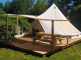 Relax in Nature Your Cozy, Fully Furnished Bell Tent Awaits, hôtel à Ayen