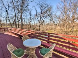 Creek Access and Deck Runningwater Lancaster Gem, Ferienunterkunft in Lancaster