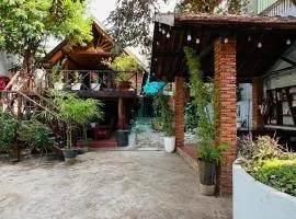 Homestay Nhà Sàn Bên Suối