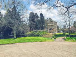 Mortonhall Park, resort village in Edinburgh
