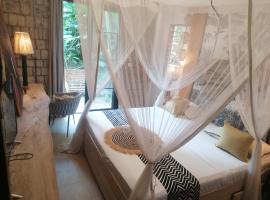 Home SAKALAVA, hotel que acepta mascotas en Dzamandzar