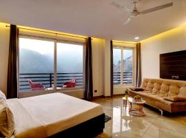 Hilltop Valley View Villa Nainital, hotel v destinaci Bhowāli