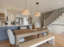 Farmhouse-Style Townhouse - 3 Floors - Fireplace