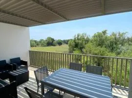 T2 climatise 4 pers avec terrasse vue campagne piscine et parking V0773