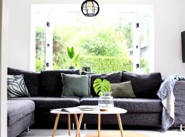 Cozy cottage with nice wood stove and veranda, Hotel in Putten