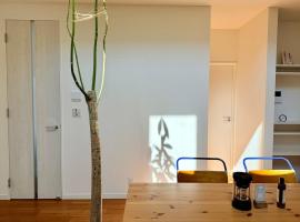 Hidden Retreat in Hadano 6 min Walk to Station Easy Access to Hakone & Shonan: Hadano şehrinde bir otel