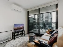 Town Centre Cozy 2 Bed 1 Bath with Free Parking