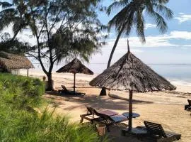 Malindi Beachfront Cottages - Garden Poolside cottage