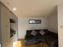 Modern Studio in Greenford, Free WiFi, Parking & Streaming Services
