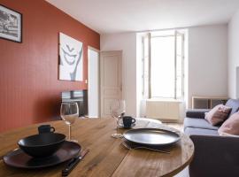 Gîte Terracotta de Segré ? cuisine ? chambre (lit queen size) ? salon: Segré şehrinde bir otel