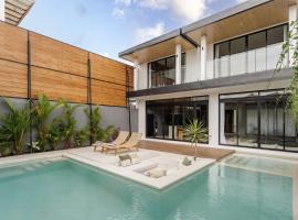 Stunning 3-Bedroom Luxury Villa with Private Pool, Netflix, and Amazing Views!, hotel in Dalung