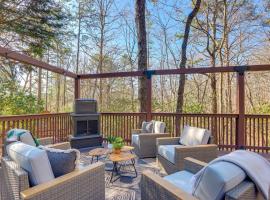 Hot Tub and Fire Pit Fall Family Retreat in Murphy!, hotel v destinaci Murphy
