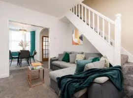 Entire 2 Bedroom Apartment-Free Parking & Super fast Internet - Sleeps 6
