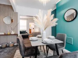 Entire 2 Bedroom Apartment-Free Parking & Super fast Internet - Sleeps 6