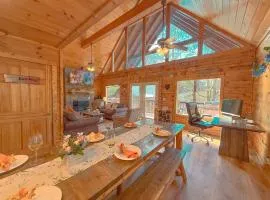 Charming Cabin, Seasonal Decor & Pool, 3min to Pkwy, Grill, GameRoom, Wifi & Workstation, Sleeps 14