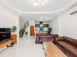 Freshly Renovated 4 Bed Pool Villa Great Location