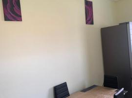 2 bedroom house Accra, hôtel à Apenkwa