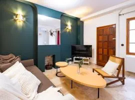 Modern Place in Sacré-Coeur