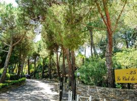 Condo in a private residence with pool, hotel v destinácii Nice