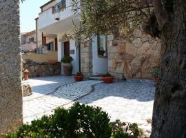 Bed & Breakfast Mare Isole, family hotel in La Maddalena