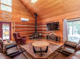 3 bed 2 bath Cabin Pet Friendly Hot Tub Sunriver Home, hotel u gradu 'Bend'