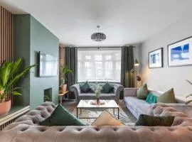 Melrose- Beautiful 4 Bedroom Home With Parking