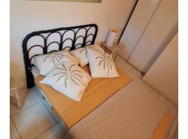 Chbre pitchounette domie, hotel v destinaci Vias