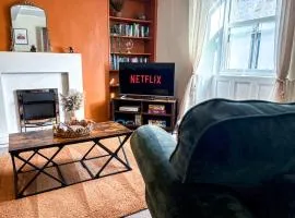 Bourne Cottage - Stylish 3-Bedroom Retreat, ideal for 7 Guests, Pet-Friendly, Xbox Series S & Games