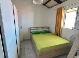 Jolie maison saisonnière en Guadeloupe de 160m2 disposant de 4 chambres 2 toilettes une grande véranda et terrasse