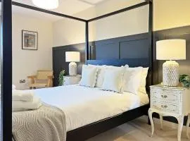 Prime Windsor Location 3 Bedroom Apartment with Free Private Parking
