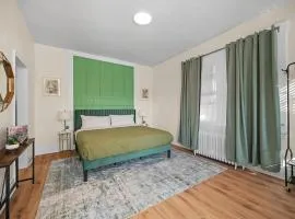 Charming Studio with Sun Room Sleeps 4