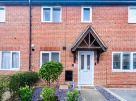 2 Bed Elegant home with Parking in Harlow