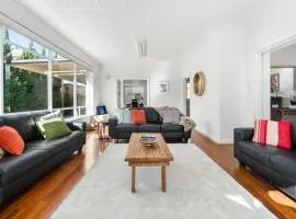 The Spacious & Elegant Vacation Haven - Glenside