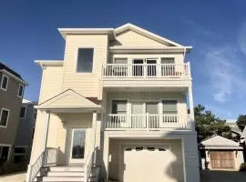 Single Family Ocean Block Wifi Beach Badges Washer And Dryer Private Yardspray Beach Ocean Block Contemporary 2Nd Off The Beach Close To