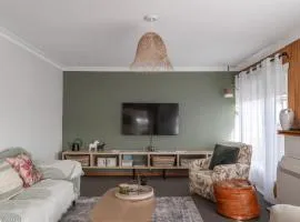 Cosy Ulverstone Getaway with Parking