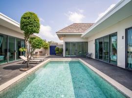 Tropical 4 Bedroom Pool Villa, ξενοδοχείο σε Laguna Phuket