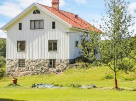 4 star holiday home in UDDEVALLA, hotel em Fiskebäckskil