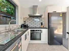 Sunny Side Getaway - 2 bdrm, close to town