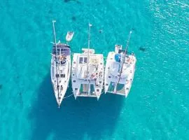 Barco para dormir sobre el Mar
