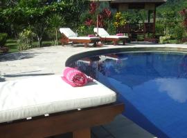 Guesthouse Rumah Senang, hotel with pools in Kalibaru