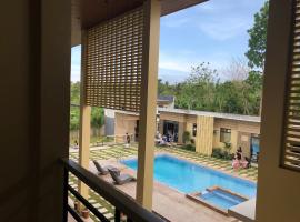 Cristinas Holiday home, hotel em Tagaytay