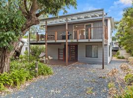 Island Treetops by Ready Set Stay, hotel di Smiths Beach