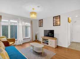 Sleek Stay with Parking - Great for NEC & HS2 Travelers