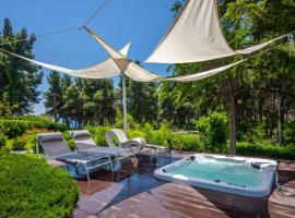 Palms Jacuzzi and Pool Villa, hotel v destinaci Sani Beach