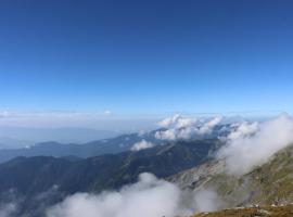 Sach Pass Hikers - Camping Trekking, parque de campismo em Alwās