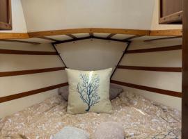 Cozy retreat near Barcelona,Tranquility and undeniable charm, hotel v destinaci Castelldefels