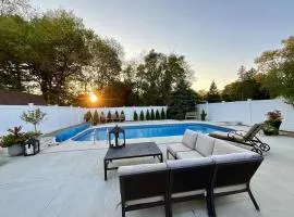 Private pool oasis - hot tub - great location