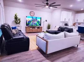 New Modern Home, Game Room, Gym, 6 beds, Fast Wifi